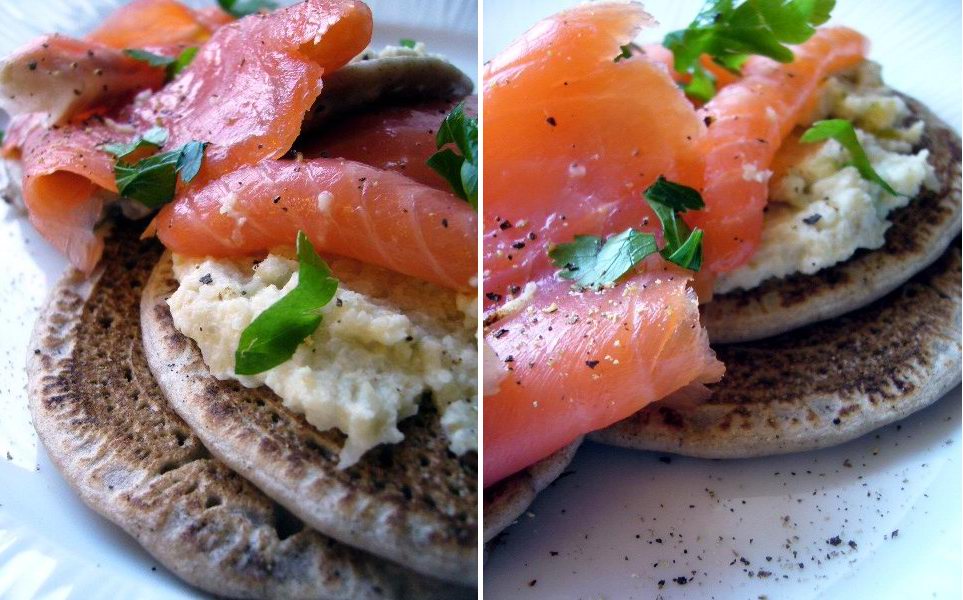 Blinis sans gluten au sarrasin servis avec une crème d'artichaut et de la truite fumée