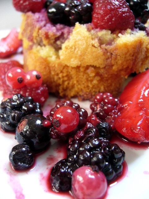 Cake aux fruits rouges et sirop de fleur de sureau Laroche-Renaud