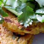 Galettes de lentilles corail aux épices, salade de concombre au sésame