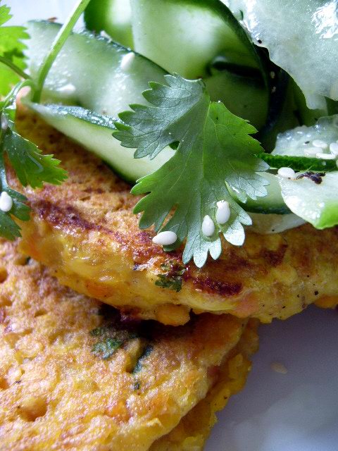 Galettes de lentilles corail aux épices, salade de concombre au sésame