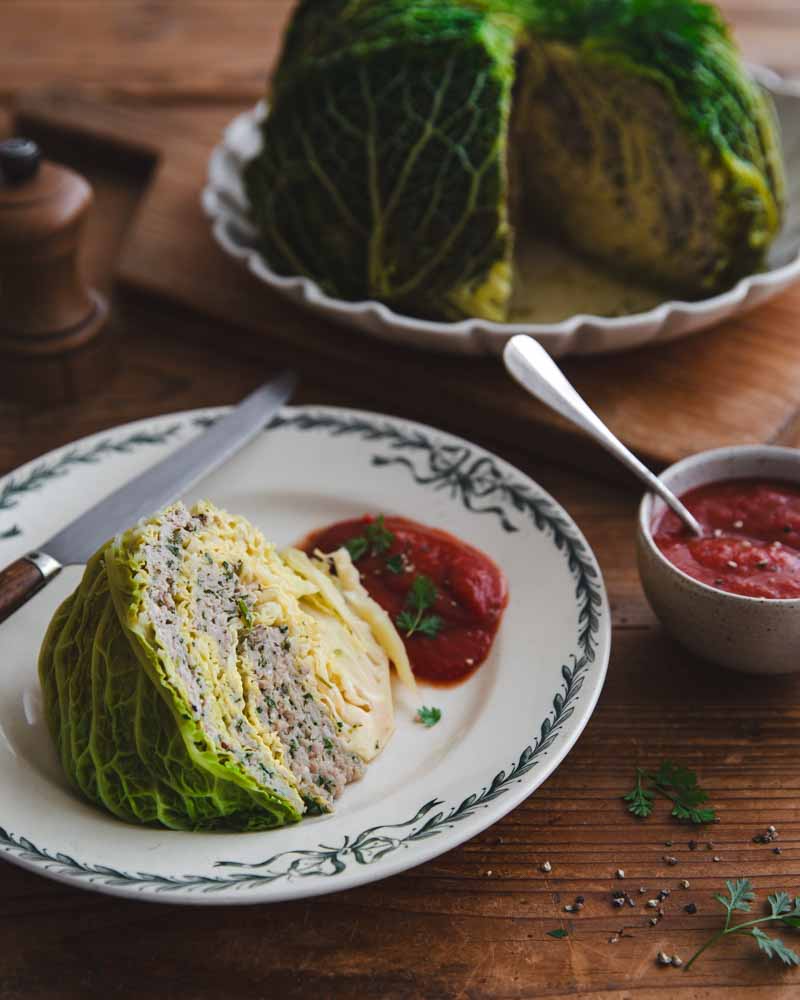 Tranche e chou farci dans une assiette avec de la sauce tomate.