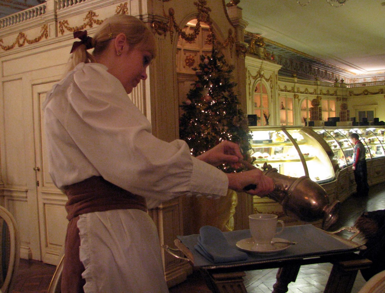 Serveuse du café Pouchkine à Moscou en train de verser du chocolat chaud dans une tasse. 