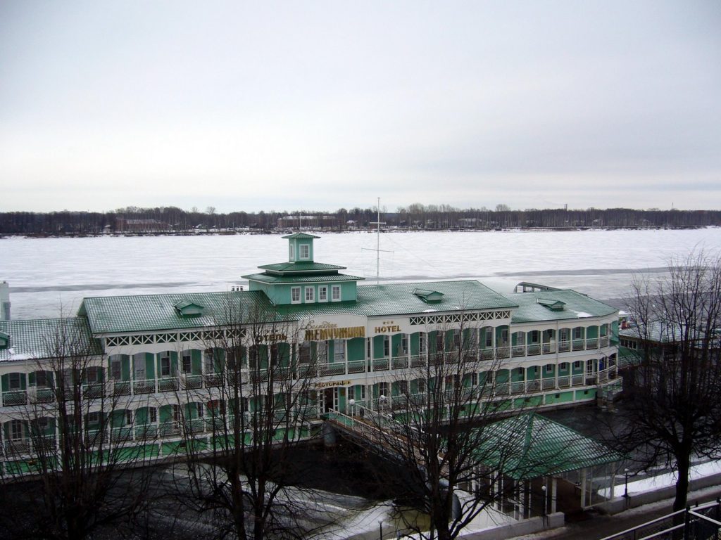 Vue panoramique du bateau-vapeur à Iarolslavl transformé en hôtel. 