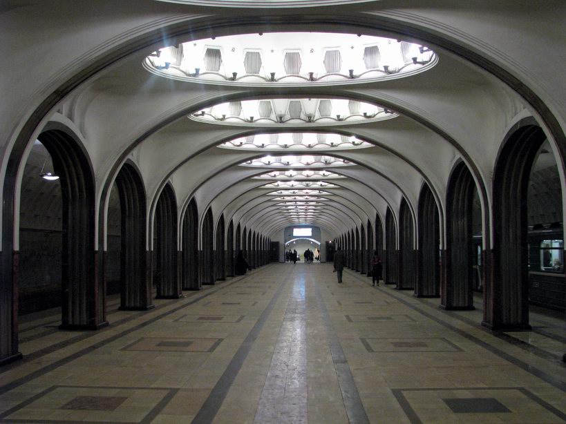 Station de métro de Moscou avec des mosaïques cachées dans le plafond