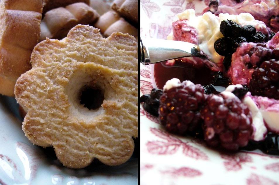 Biscuits secs et assiette de fromage blanc avec un mélange de fruits rouges pour un petit déjeuner à la russe