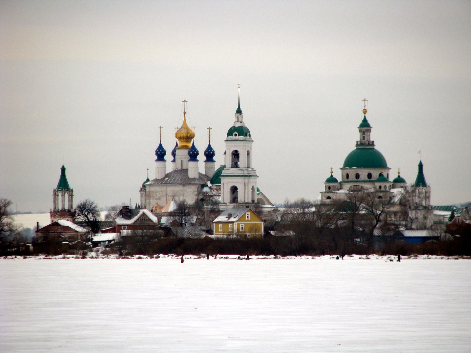 Lac complètement gelé où l'on peut marcher dessus. En fond, le Kremlin de Rostov et son église orthodoxe