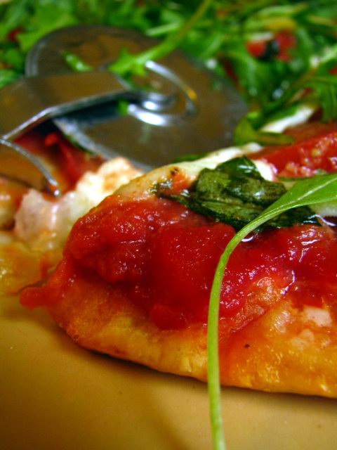 Pizza comme à Naples avec de la sauce tomate et de la mozzarella