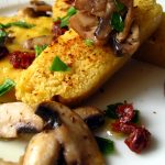 Pain de maïs et oeufs brouillés aux champignons