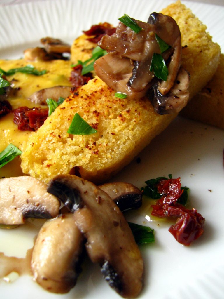 Pain de maïs et oeufs brouillés aux champignons pour un brunch typiquement américain. 