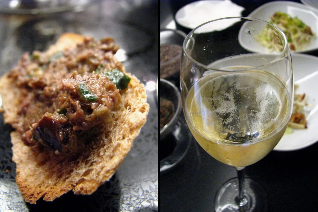 La tapenade d'Alain Ducasse sur une tranche de pain grillé et à droite, verre de champagne