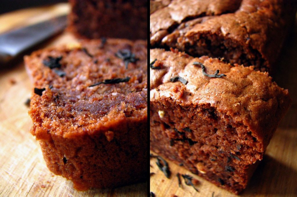 Deux vues d'un cake au chocolat moelleux sans beurre aromatisé au thé russe à la bergamote, posé sur une planche en bois.