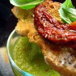 Soupe froide de tomate green zebra comme un gaspacho