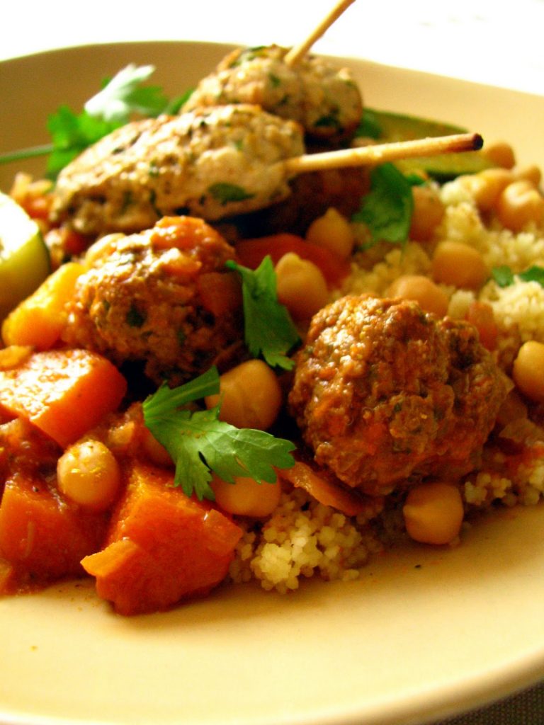 Couscous boulette maison comme en Afrique du Nord avec des épices, des légumes en bouillon et de la semoule. 