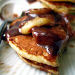 Pancakes à la banane, sauce au chocolat au lait