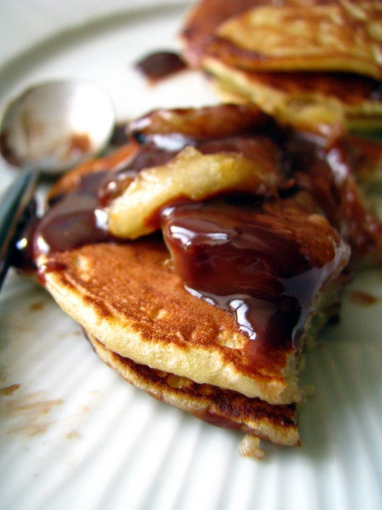 Pancakes à la banane, sauce au chocolat au lait