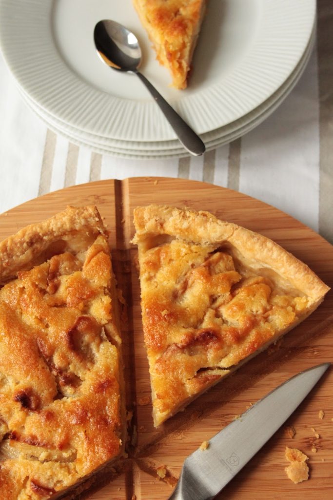 Vue de haut de la tarte aux pommes de Malitourne, un dessert parfait pour le goûter