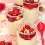 Crèmes au yaourt et chocolat blanc aux fruits rouges