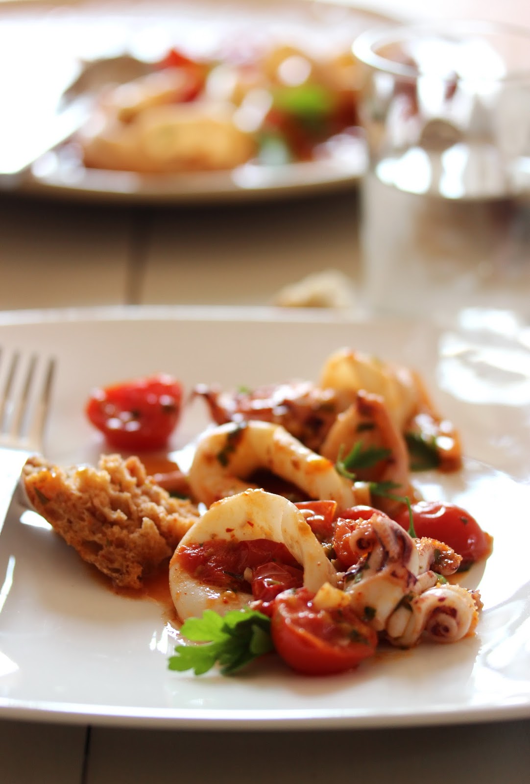 Encornets sautés à l'ail et à la tomate