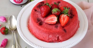 Gâteau au sorbet fraise et confiture de fraise à la rose
