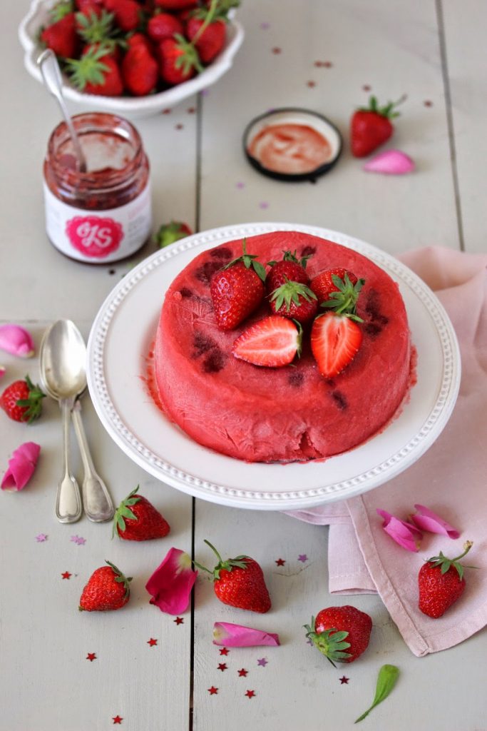 Gâteau au sorbet fraise et confiture de fraise à la rose. Un dessert simple et raffiné pour la fête des mères, sans gluten. 