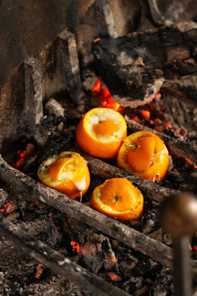 Oeufs cocotte dans une orange déjà cuit dans la cheminée 
