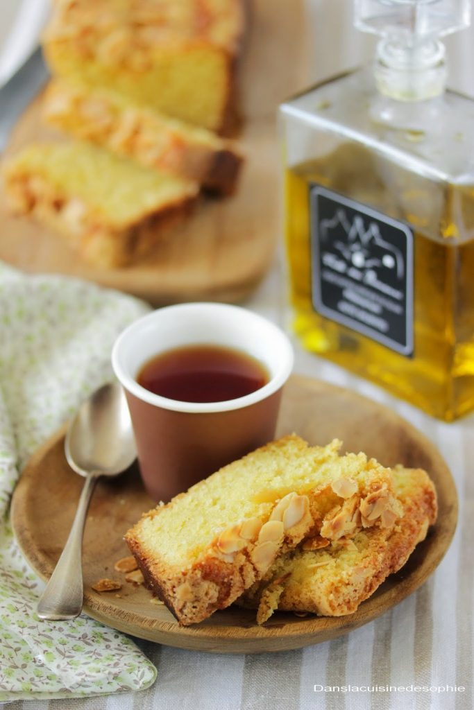 Assiette en bois contenant deux tranches de gâteau aux amandes et huile d''olive à la vanille