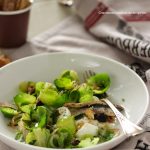 Salade de feuilles de choux de Bruxelles, mozzarella et anchois blancs