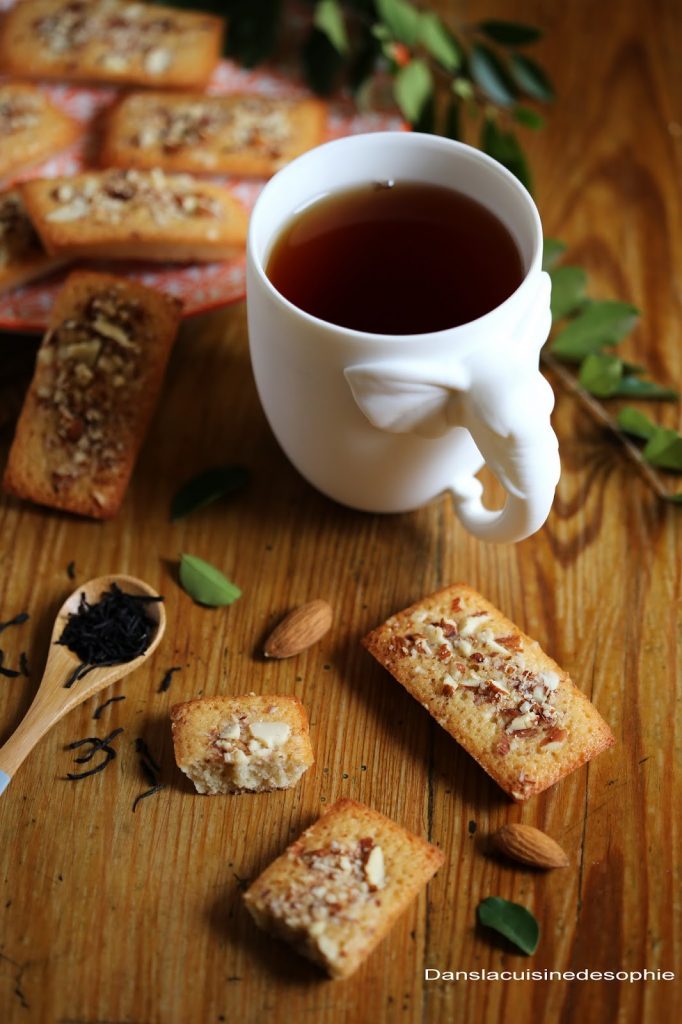 Financiers aux amandes recouverts d'amandes concassées à servir avec une tasse de thé pour le goûter