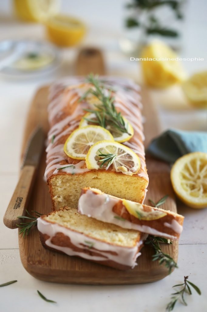 Cake au citron léger avec glaçage posé sur une planche en bois. 