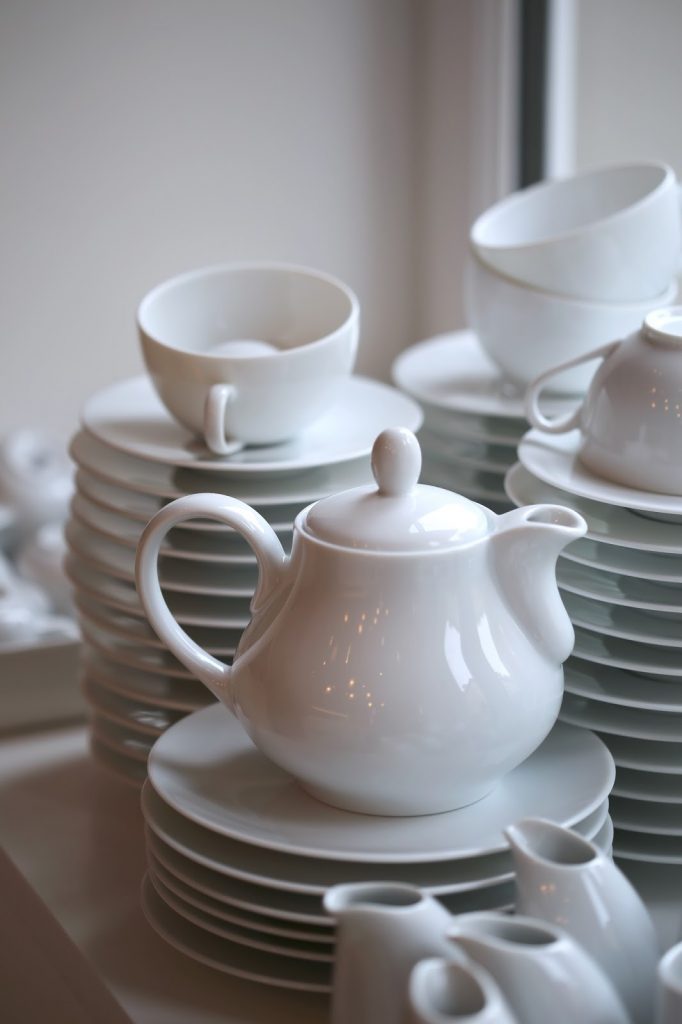 Détail de la vaisselle de la Maison Senoble pour servir le thé et les boissons chaudes