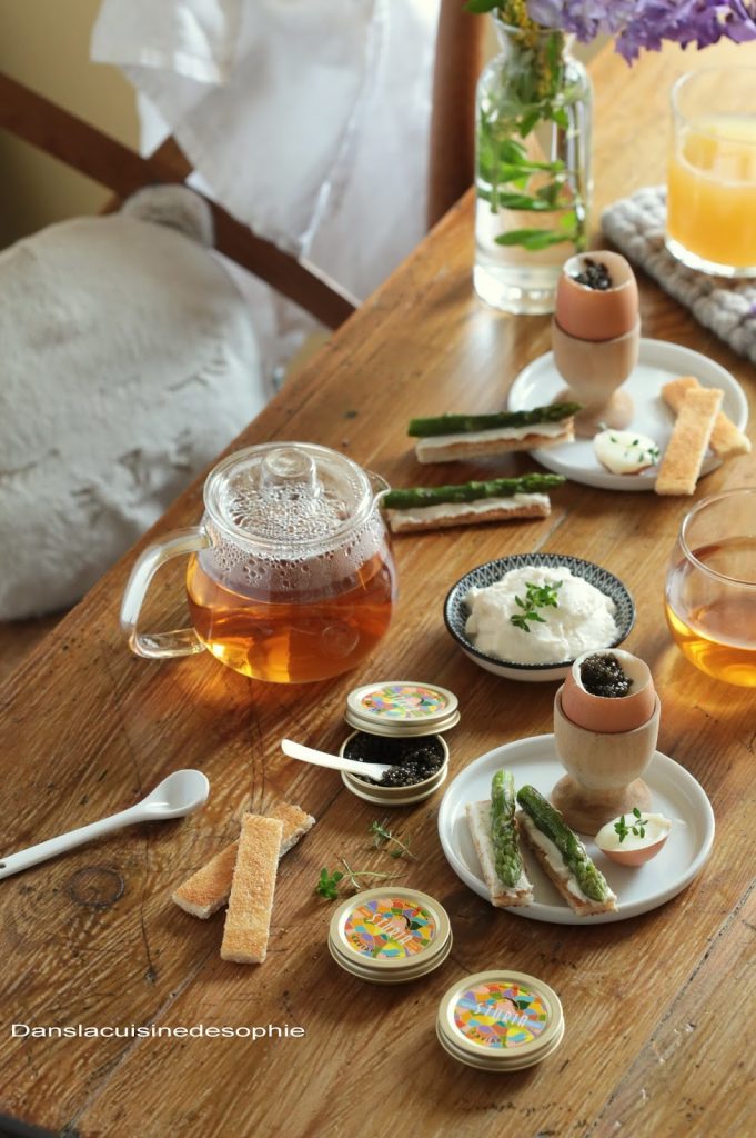 Table de Pâques avec oeuf coquet au caviar et mouillettes d'aperges vertes