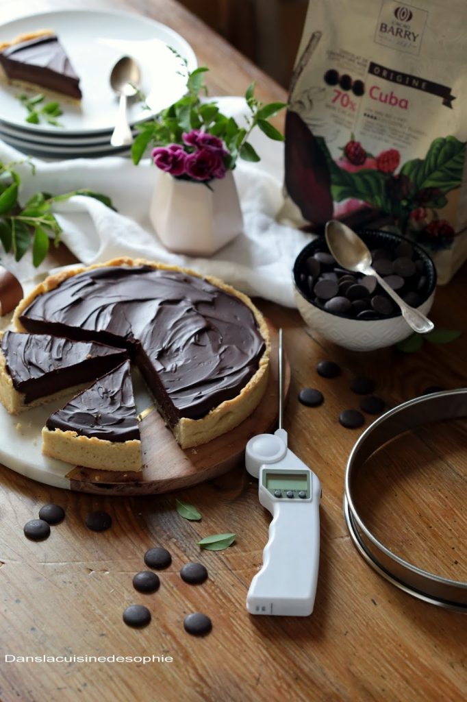 Tarte sablée double chocolat - une ganache et une couche craquante - avec les ustensiles qui ont permis de la réaliser : thermomètre, cercle à pâtisserie, pistoles de chocolat