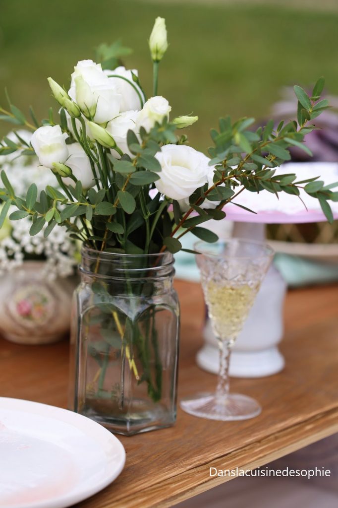 Bouquet de fleurs blanches pour agrémenter la table d'un pique-nique chic