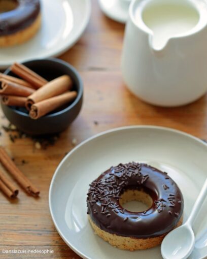 Donuts “Hoops” sans lactose, glaçage chocolat aux épices