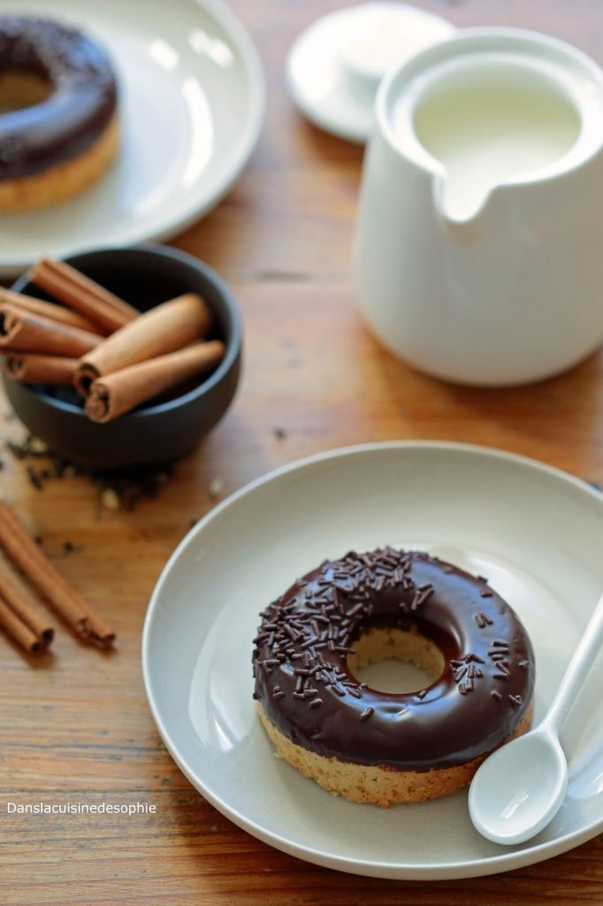Donuts sans friture glaçage au chocolat et aux épices
