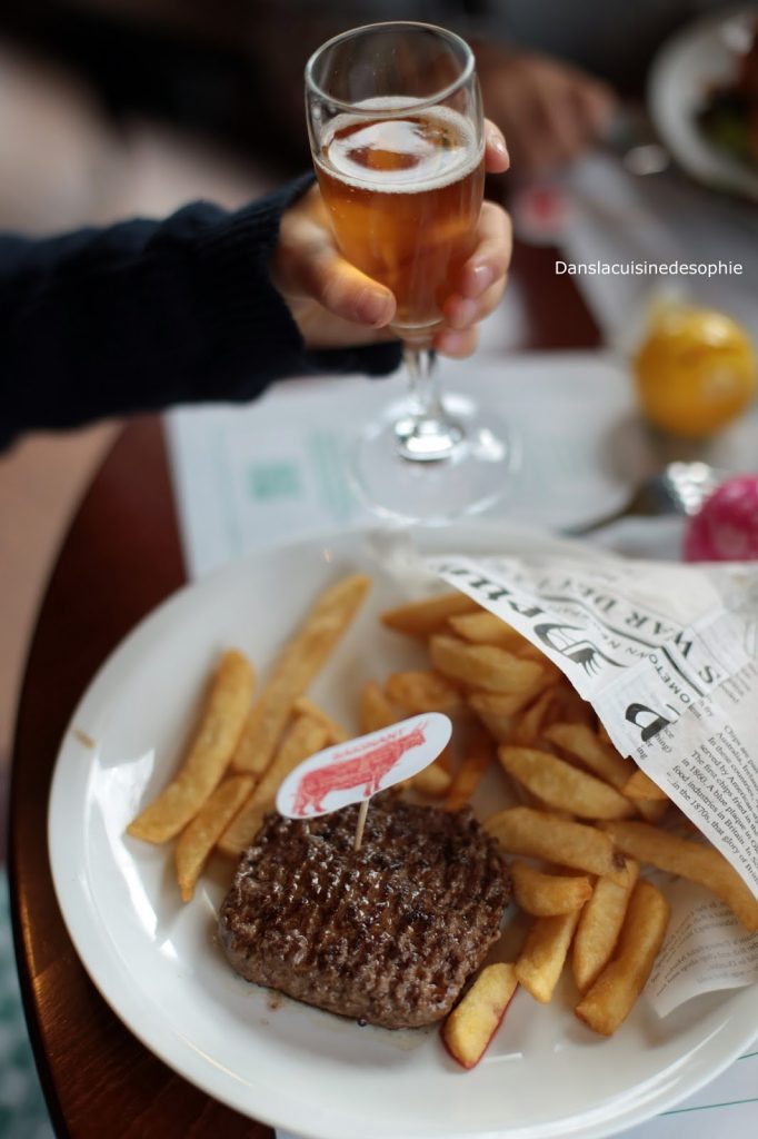 Menu enfant steak frites chez Léon de Bruxelles avec verre de Champomy