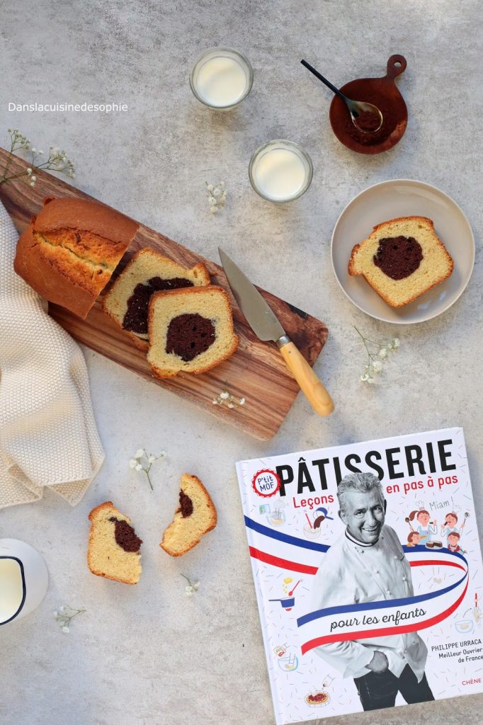 Vue de haut du cake marbré chocolat et vanille du pâtissier meilleur ouvrier de France, Philippe Urraca. Une recette parfaite pour les enfants. 