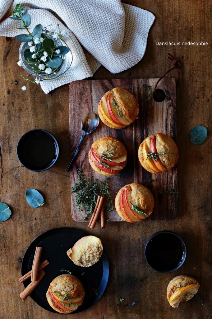 Muffins sains pomme-shorgo vues de haut dans une ambiance cosy. 