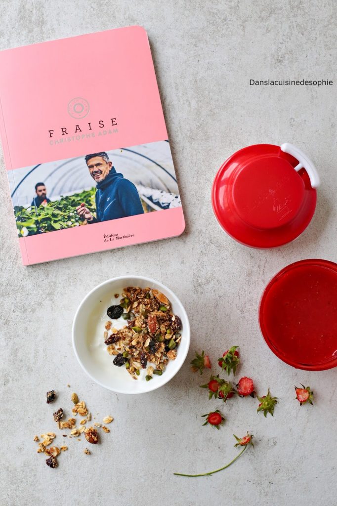 Livre "Fraises" de Christophe Adam aux éditions de la Martinière avec un bol de granola et un coulis de fraises maison