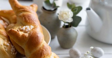 Petits pains briochés façonnés en forme de lapin pour Pâques