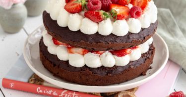 Gâteau layer cake vegan au chocolat et aux fruits rouges chantilly coco