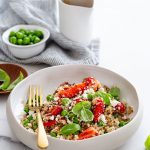 Salade veggie au quinoa, petits pois et fraises