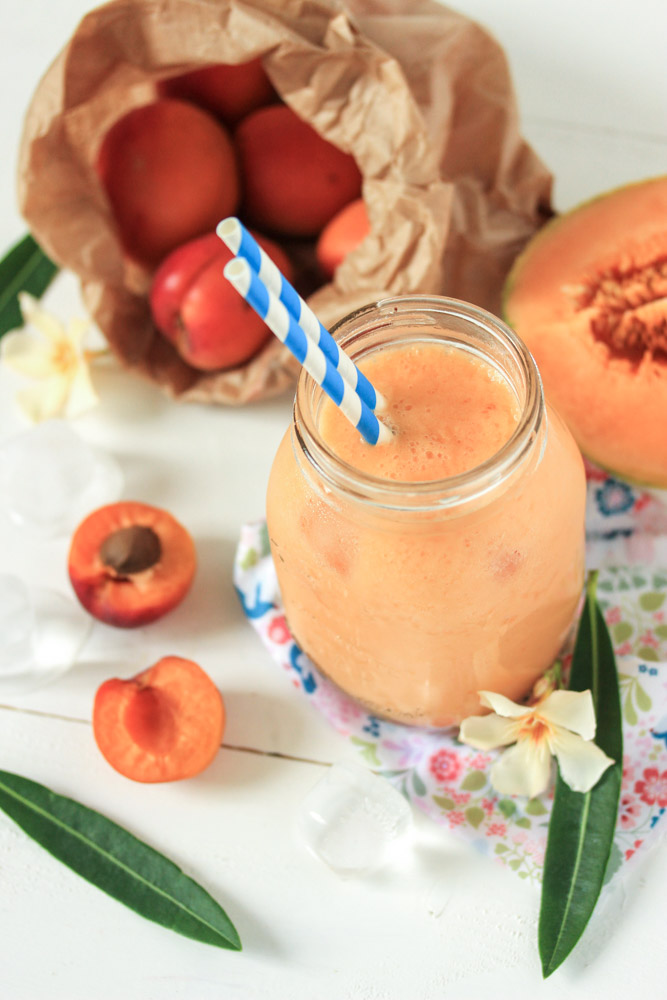 Boisson fraîche : smoothie au melon et aux abricots avec de l'eau de coco