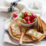 Tartines de houmous aux radis pour l'apéritif