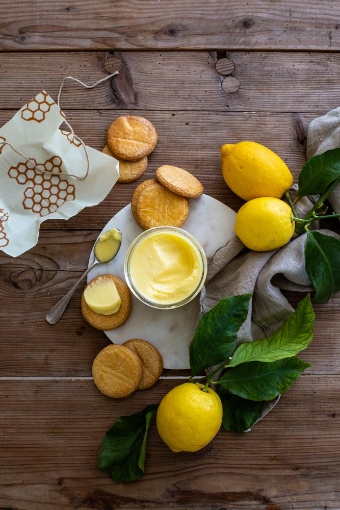 Pot de lemon curd, recette de Pierre Hermé à servir avec des biscuits au beurre. 