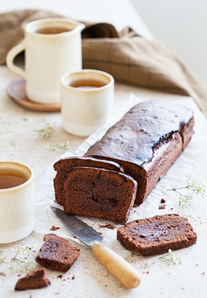 Gâteau cake au chocolat noir de Christophe Felder coupé en tranches, accompagné de thé noir parfumé au fruits de la passion
