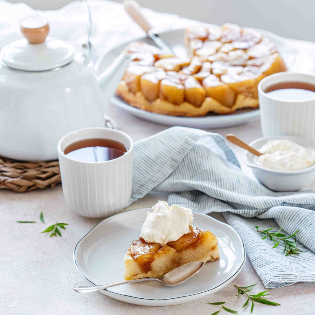 Tarte satin aux pommes confites type Michalak servie avec de la crème fraîche bien épaisse