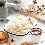 Plat de mousse glacée à la vanille, recette facile sans sorbetière servie avec des biscuits, caramel au beurre salé et noisettes