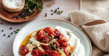 Tomates cerises rôties au four servies avec du yaourt à la grecque
