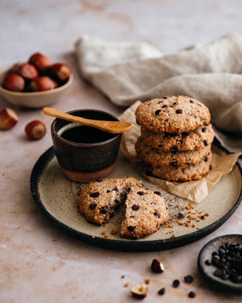 Assiette de cookies keto aux pépites de chocolat accompagné d'un café pour une pause gourmande et saine. 